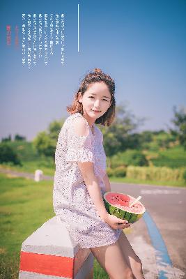女士穿紧身裸体开裆光滑皮裤